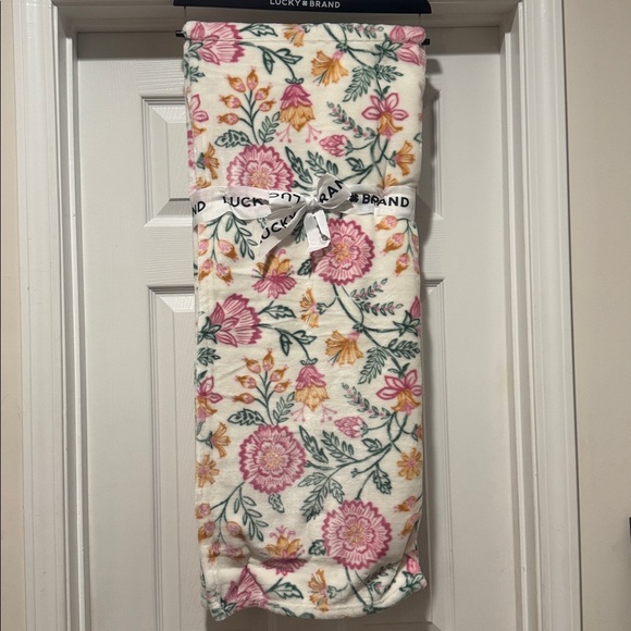New LUCKY BRAND Printed Plush Throw Blanket - Cream/Pink/Orange - 50"x70" - Picture 2 of 8